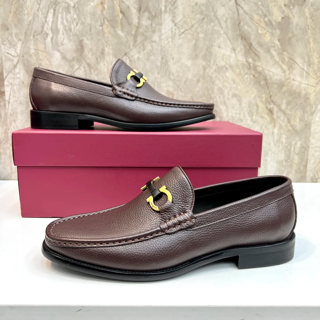 Original order quality P600 Brand: Ferragamo Standard size: Men's size 38/44 (45 can be customized) Grade: Same style as the official website High-quality men's shoes Material: Customized first-layer calfskin with water-dyed cowhide lining Cowhide tiptoe Original non-slip and wear-resistant rubber outsole Style category: Men's formal business leather shoes are young and fashionable European and American trends British style Casual matching Comfortable feet Color: Actual picture